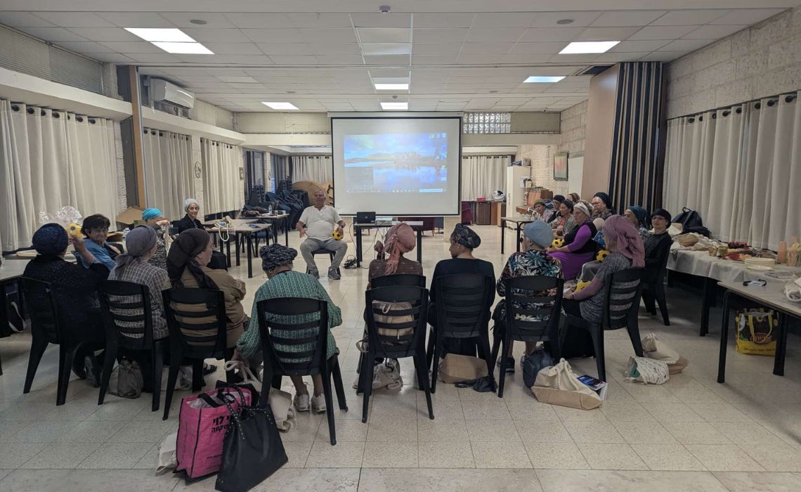 בבית אל מכשירים מתנדבים ובני משפחה לפעילות גופנית עם מרותקי בית