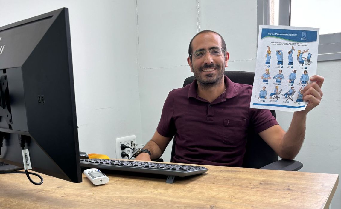 גם מנהל מחלקת תשתיות משתדל להקפיד על תנועה במהלך יום העבודה